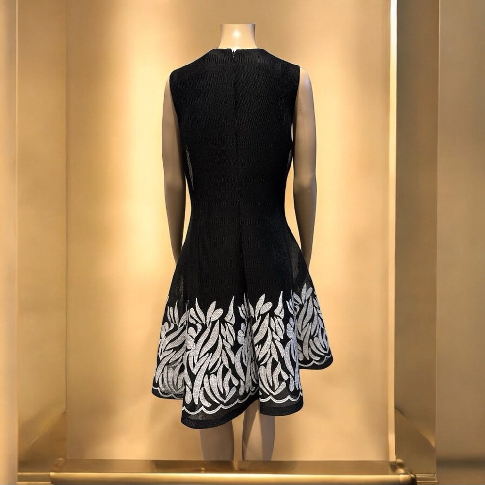 DKNY Beautiful dress with a flared bottom - Picture 2 of 5